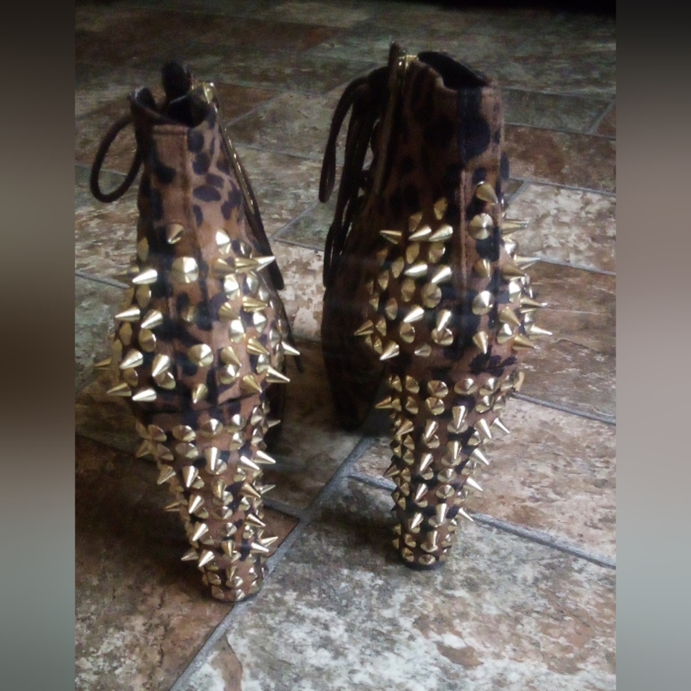 Cheetah print, breckelles , size 6 1/2